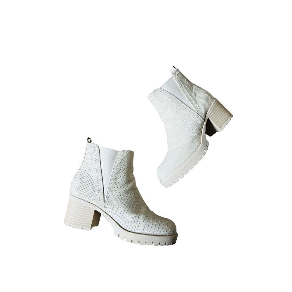 Altar’d State Edele‎ P Ankle Chunky Boots Cream sz 7M Snakeskin